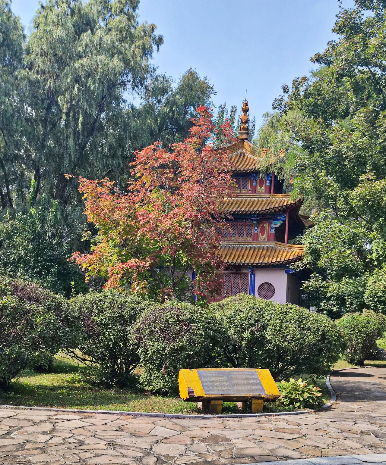 沈阳世博园《昆明园》
   昆明园以大观楼为主题，历史名楼，楼阁典雅壮观，周围绿