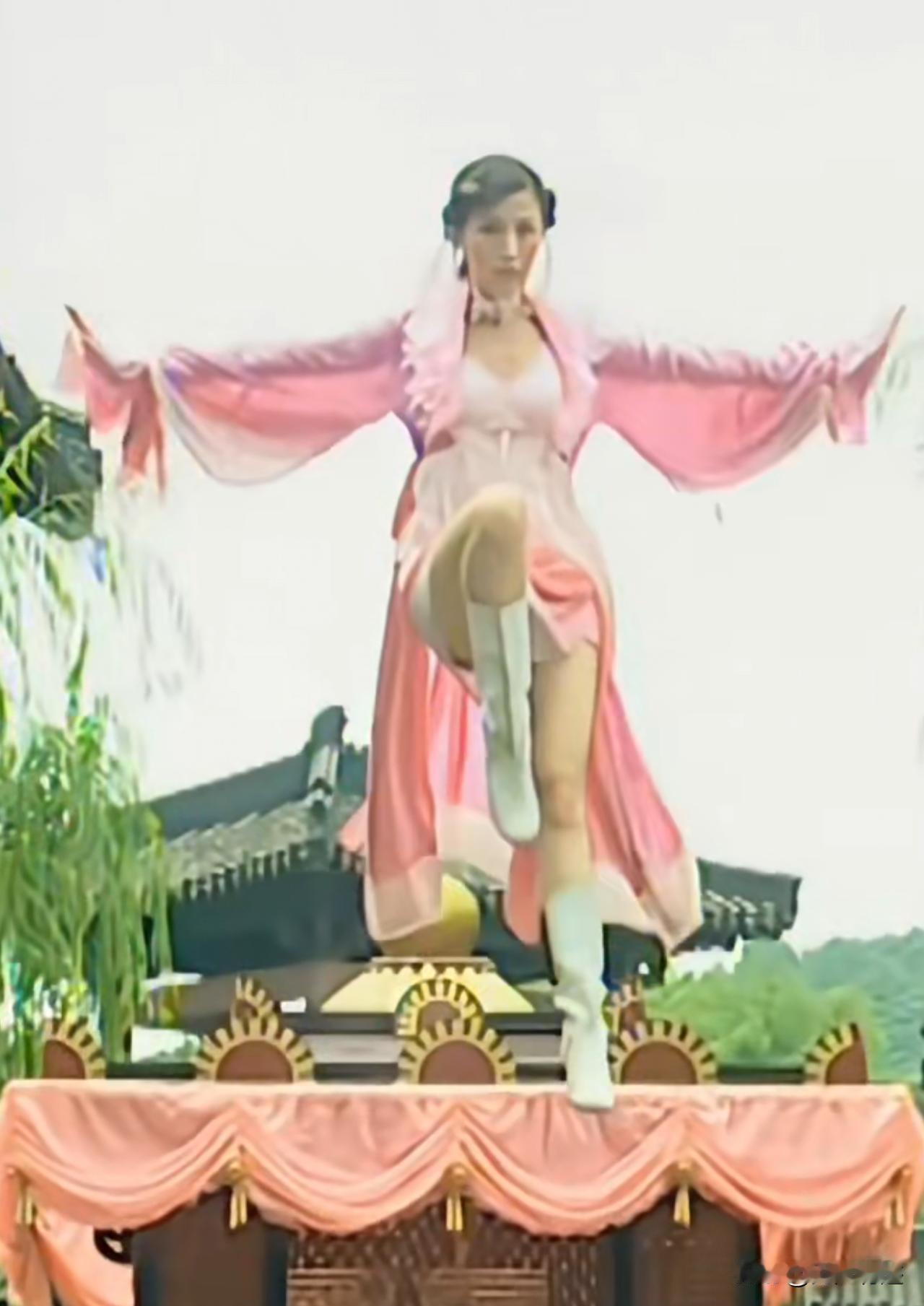 这是陆毅老婆鲍蕾年轻时演的一部轻喜古偶，一双宝藏大长腿，真的很抓人眼球，不过小时