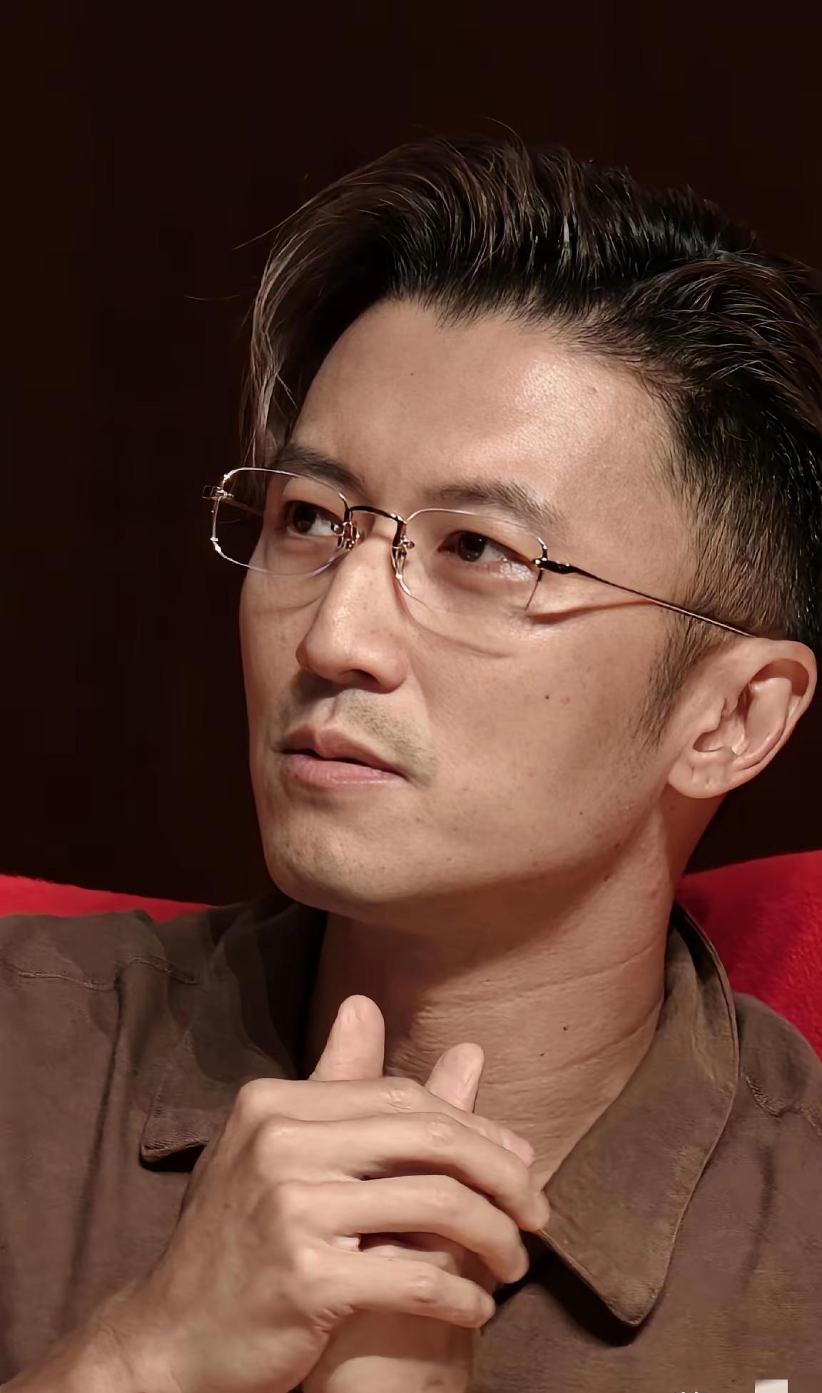 谢霆锋港大被拍的照片，刷到第一眼真有点恍惚。
 
没了舞台灯光滤镜，头发随意抓着