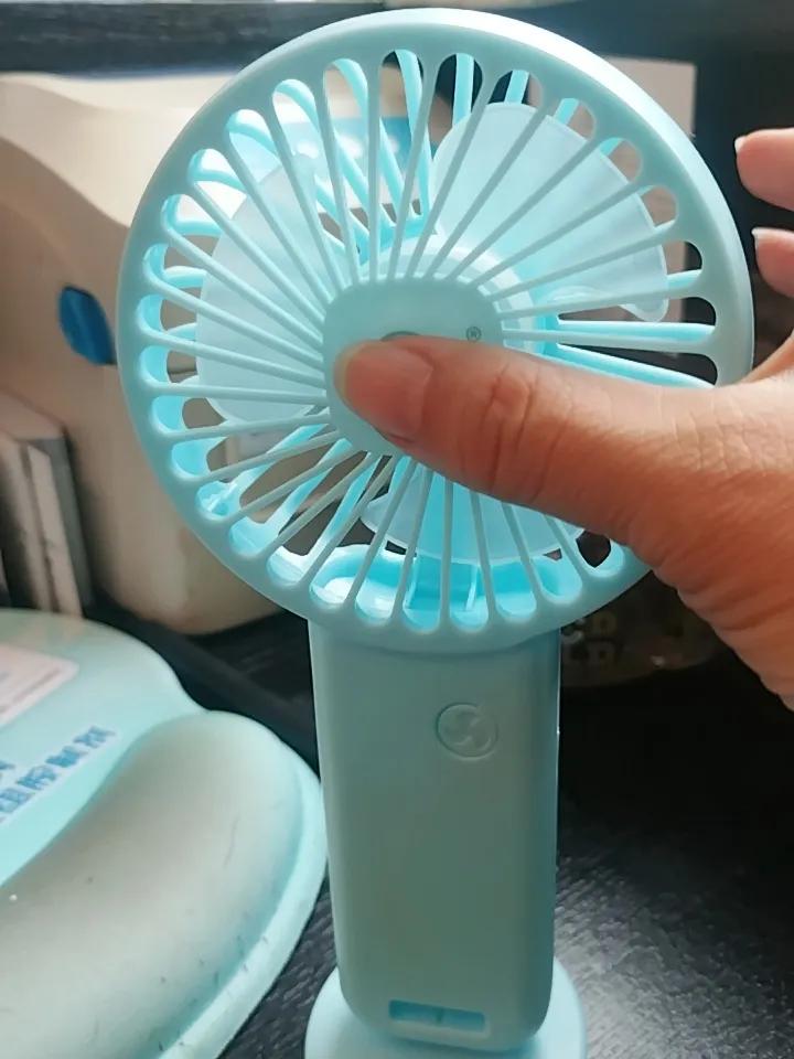 这个风扇，
充电四小时，
只转10分钟，
买时候便宜，
但是没法用。
怪不得说，