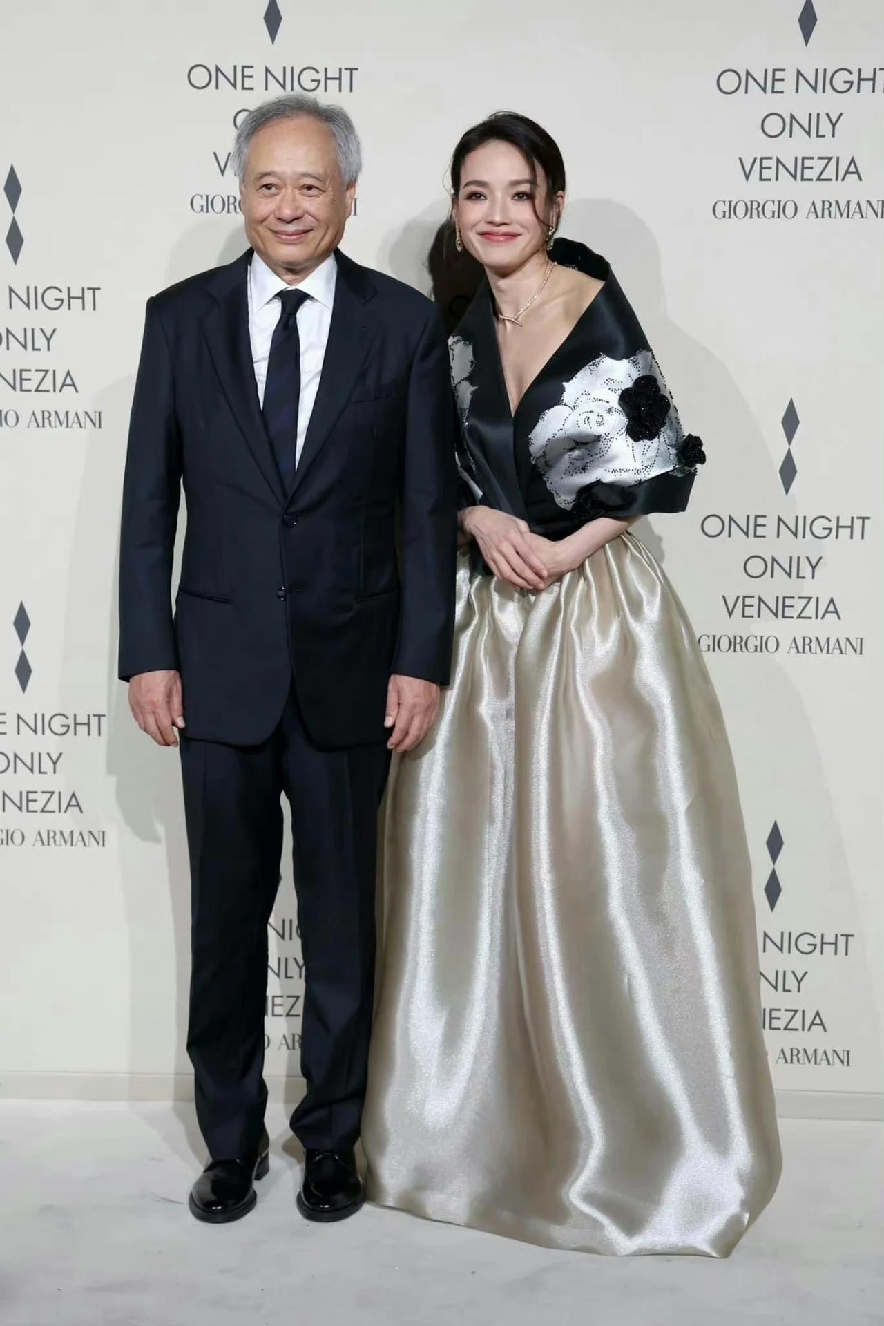 舒淇好会照顾长辈，在威尼斯电影节上舒淇和导演李安一起亮相，在记者拍照的时候舒淇做