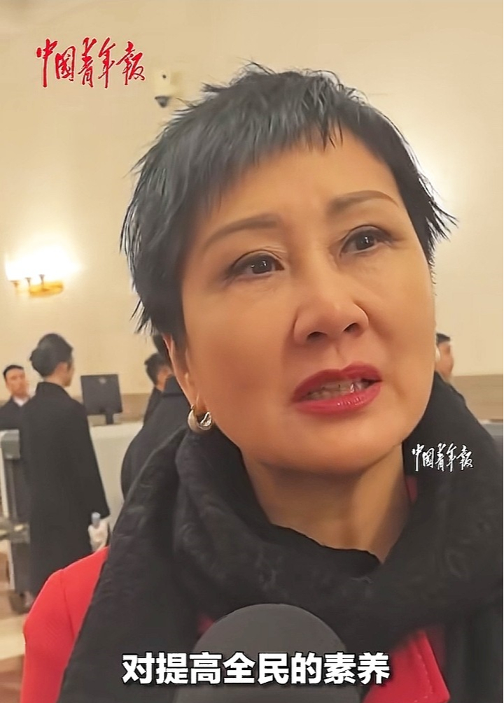 张凯丽.这发型和性格很匹配，她说自己也被Al过了，她说话很理性，也很严谨了，现在