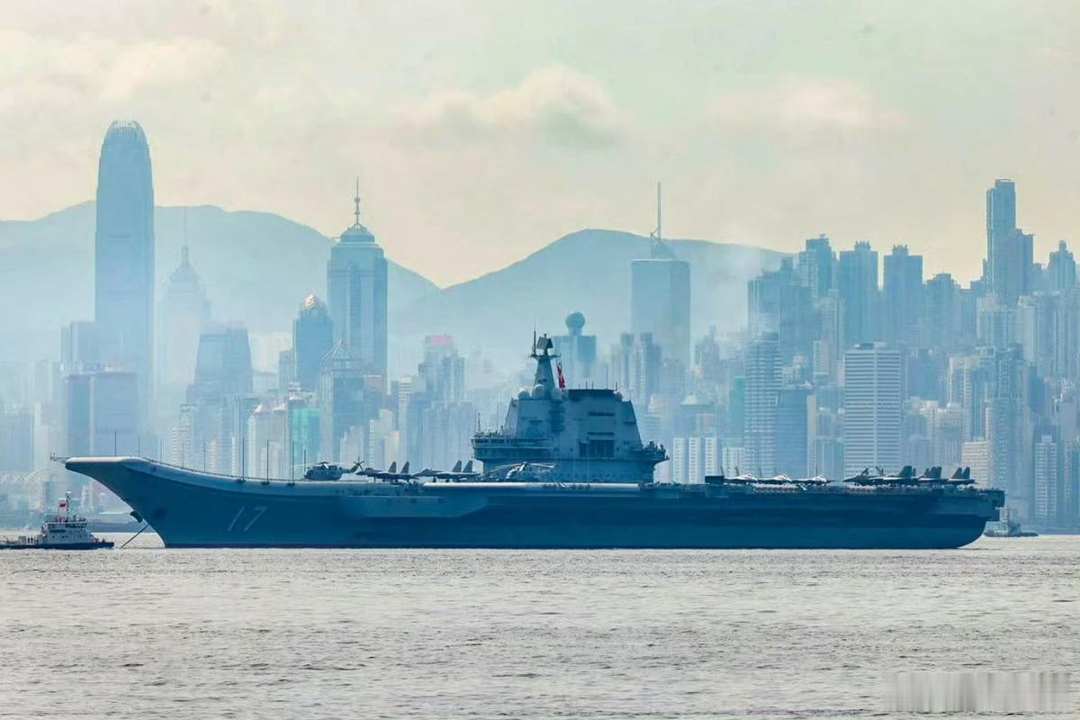好图——山东舰航母与香港维多利亚港同框。中国海军山东舰航母编队抵达香港烽火问鼎计