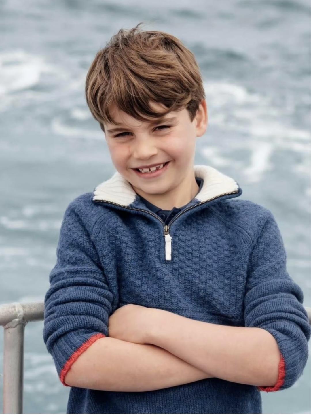 路易王子八岁生日照！时间过得真快，路易王子八周岁啦。转眼间长成小大人了，原来那个