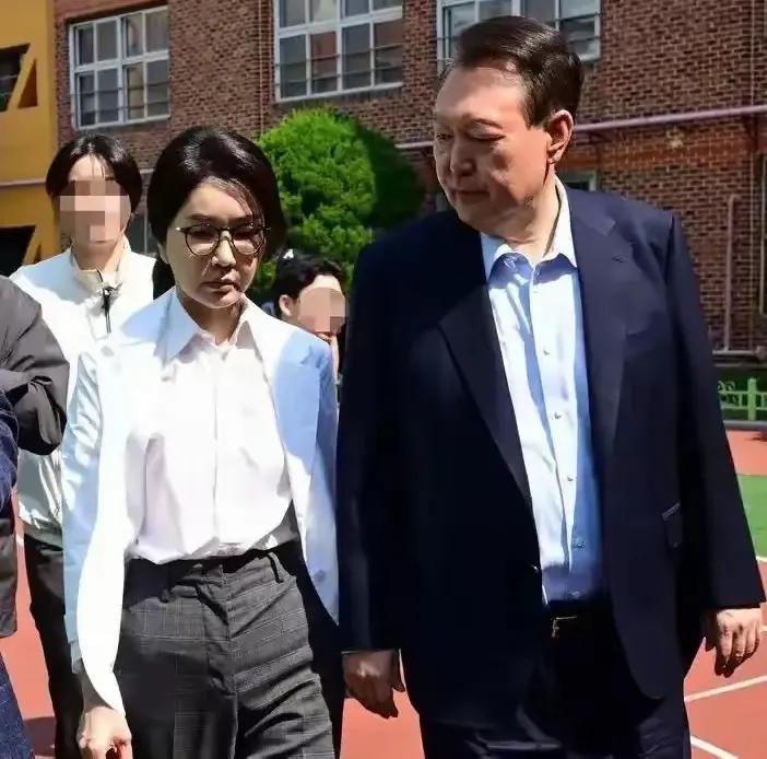 韩国前总统尹锡悦和夫人金建希在拘留所待遇遭来大量民众不满，从他们的生活条件来看，