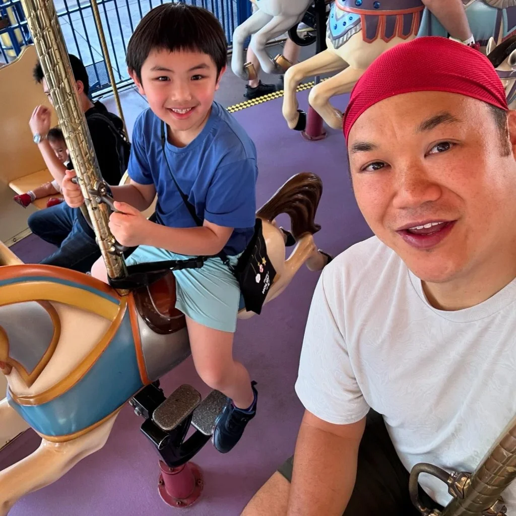 许冠杰贺8岁孙子生日！三代同堂孙女好卡哇伊 	 76岁歌神许冠杰与太太...
