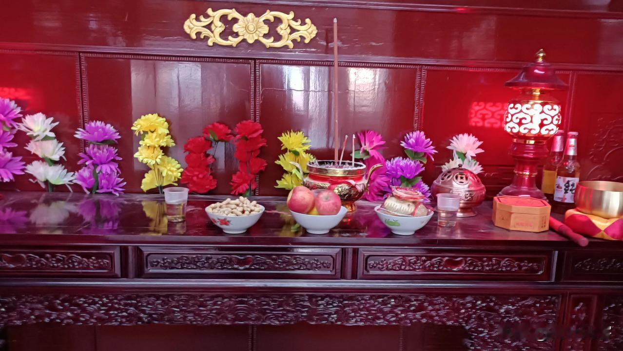 这天，贡奉列祖列宗。