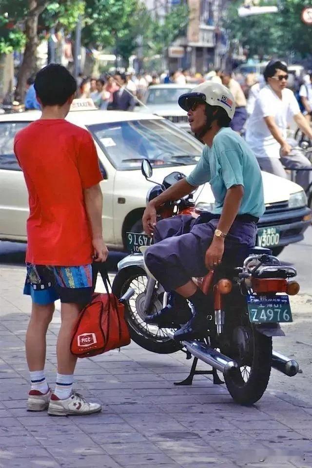 九十年代上海男人的口袋

九十年代的上海，男人的口袋藏着不少生活的秘密。你若在茶