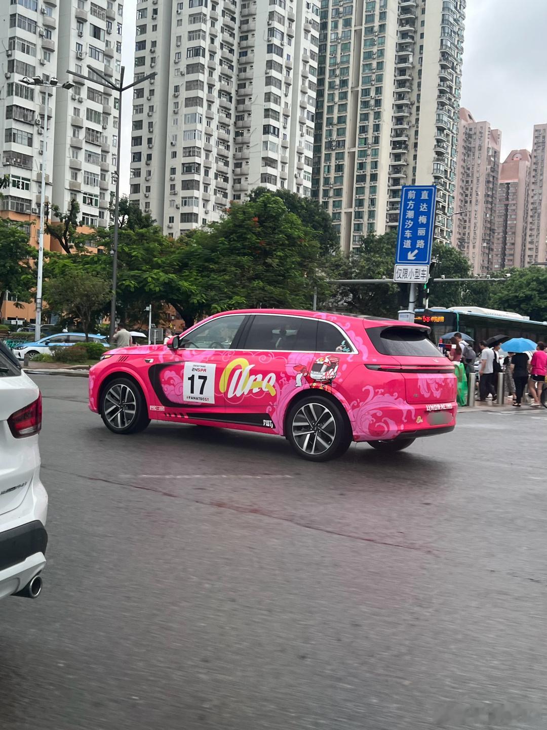 Uno Racing涂装的理想，太有意思了！车队准备送车主一件衣服搭配这辆车，如