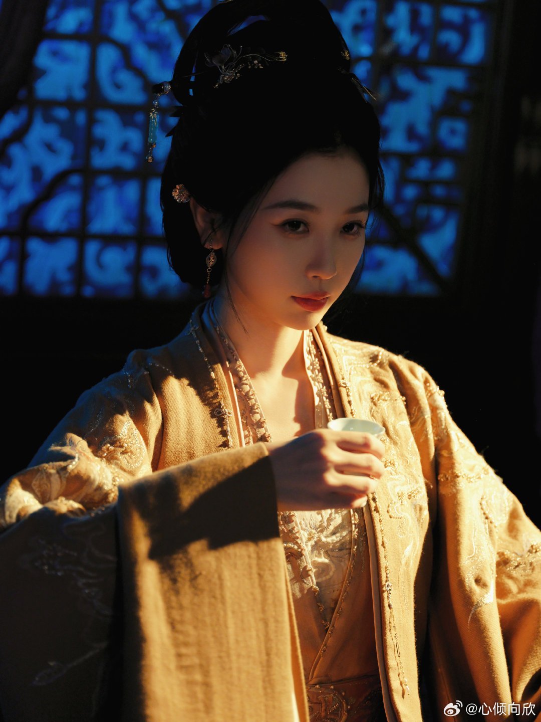 虞书欣云初令 ｜虞书欣云初 月光温柔，晚风清凉，空气中流淌着蜜香，所有的星星都落