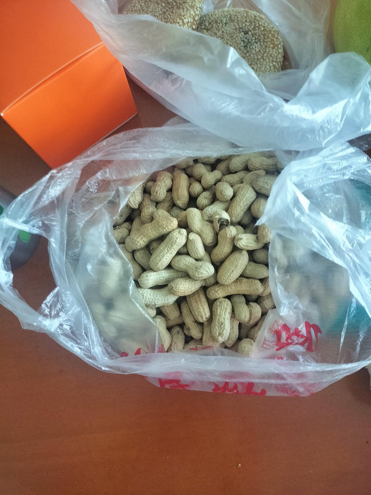 十一假期美食日记今天是中秋节，今晚准备吃月饼、花生，柚子，板粟，我们那儿中秋主要