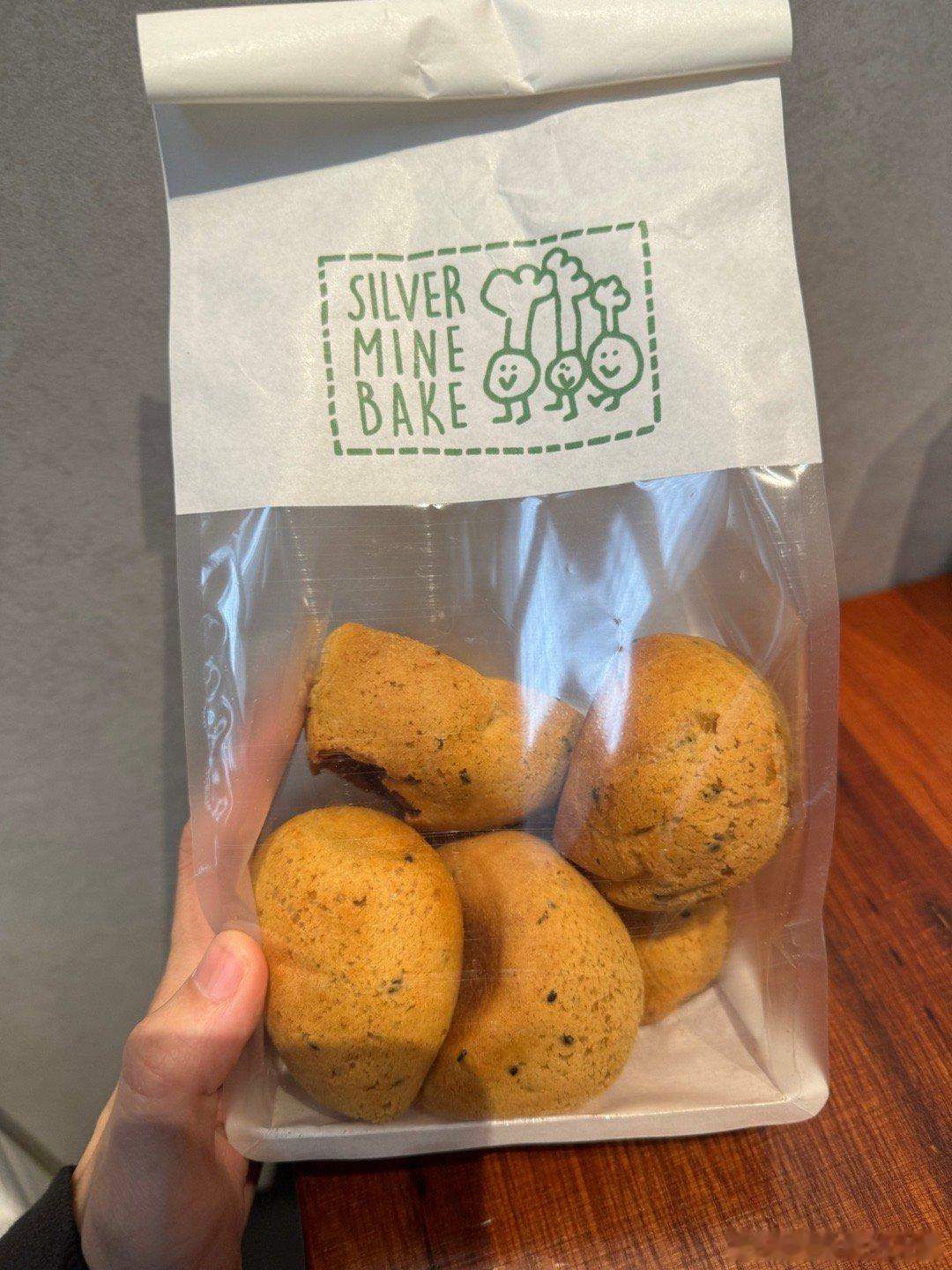Silver Mine Bake的肉松麻薯钱三顺的韭菜鸡蛋饺（？对不到胶）和炒面