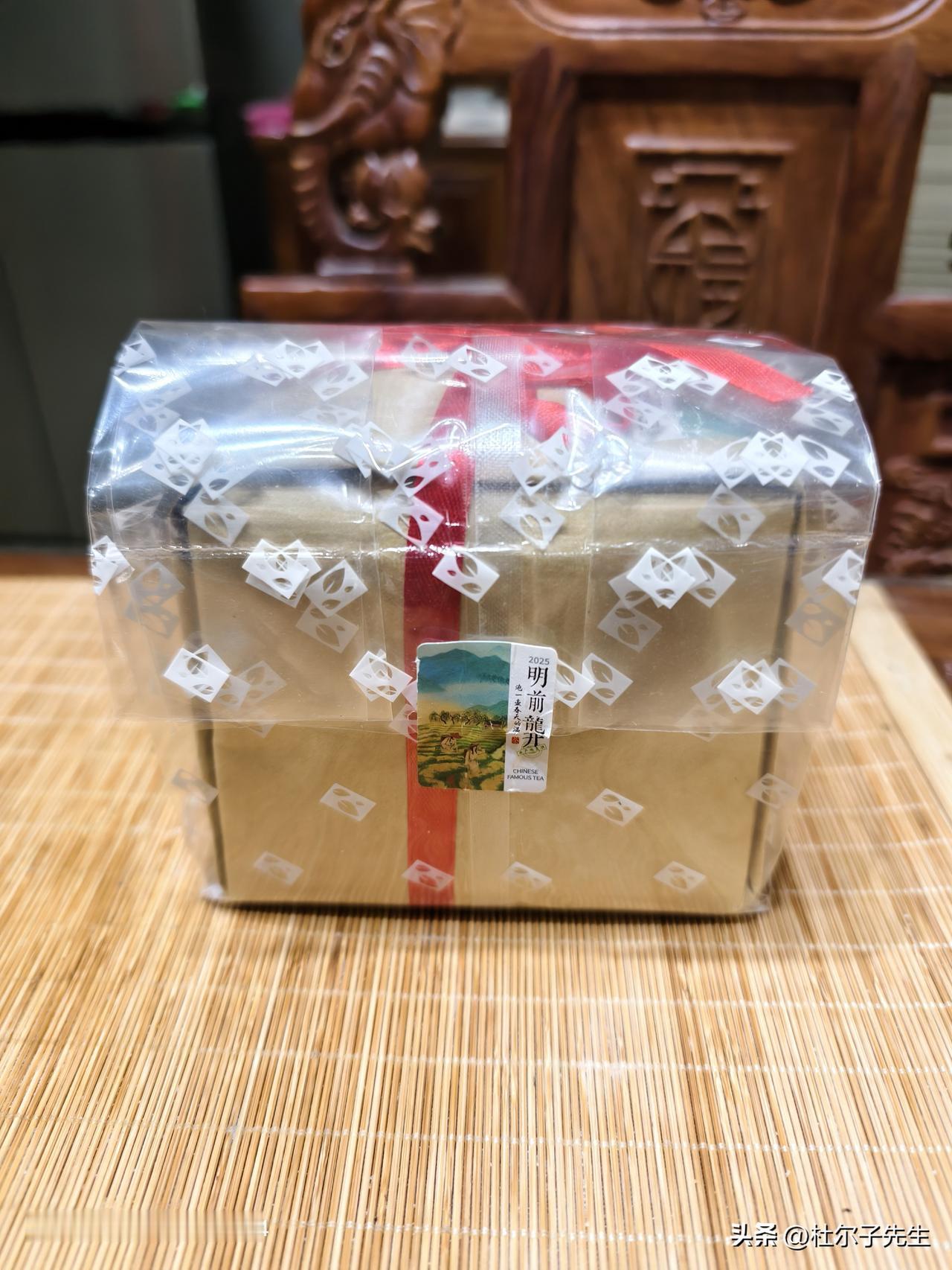 今天开冰箱翻出一包去年的明前龙井
这是去年初夏，杭州的兄弟自驾游路过邕城给我捎来