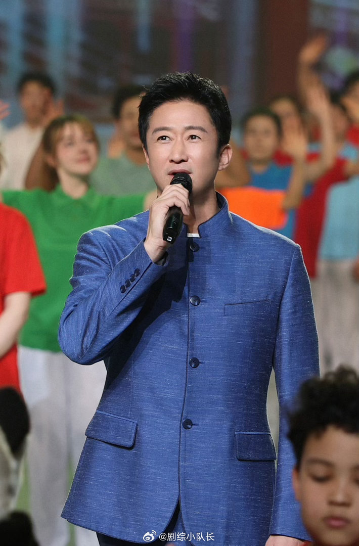 吴京 水肿吴京活动状态能打，清爽帅气，整个人状态在线，私下又接地气又温柔。低调敬