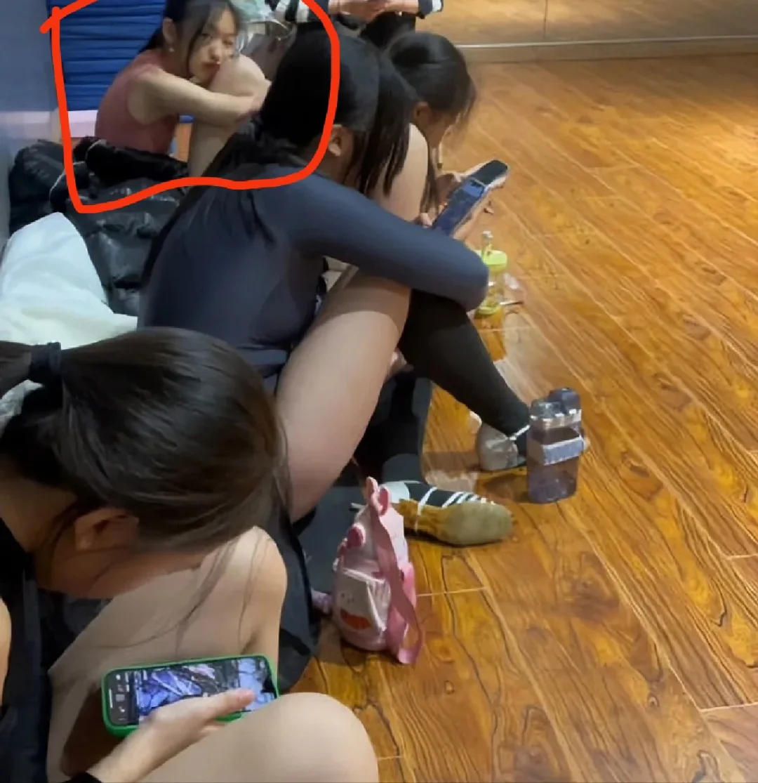 小高年级或者初中生该不该拥有手机？青岛一位妈妈发现自己12岁的女儿在舞...