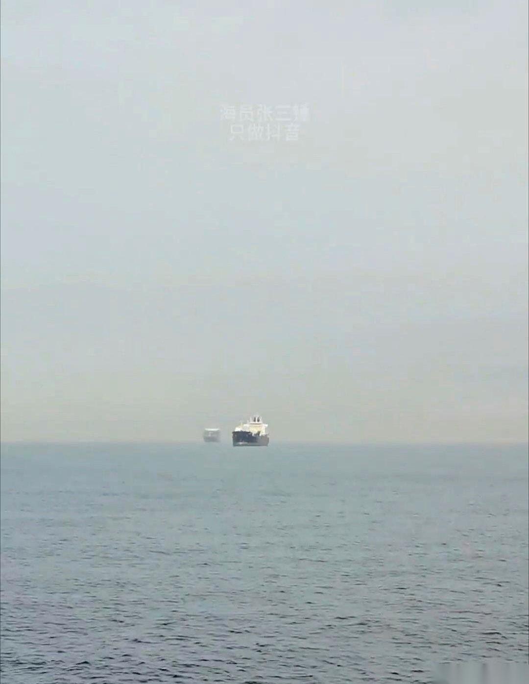 美军动手了，15艘军舰直接开到霍尔木兹海峡，把伊朗的家门口堵得死死的。
一道封锁