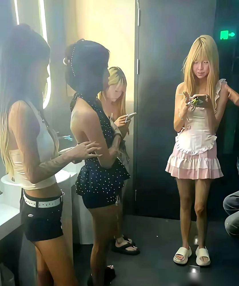 昨晚久违地去了趟KTV，真给我看傻了。
​
不是说环境有多差，是那些穿梭在包厢里