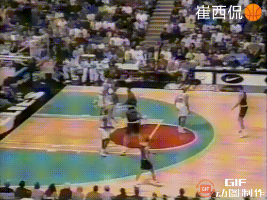 一打三！
乔丹的这个空中换手，放眼现在的联盟，有谁能完成？
 