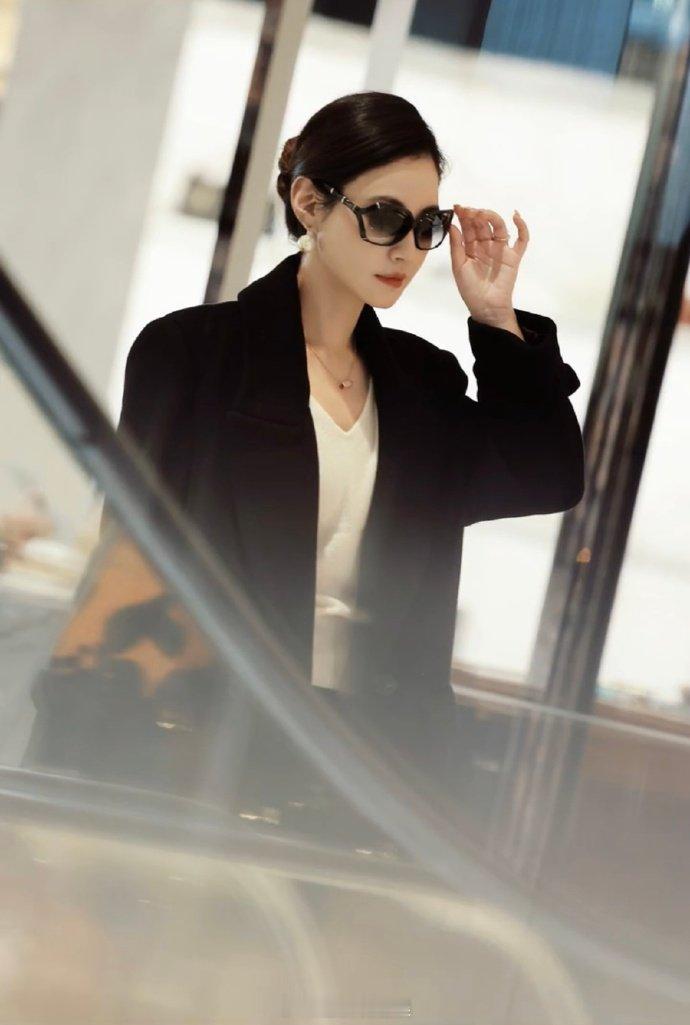 杨雪女儿给杨雪拍的站姐图这张脸放到现在依旧太权威了