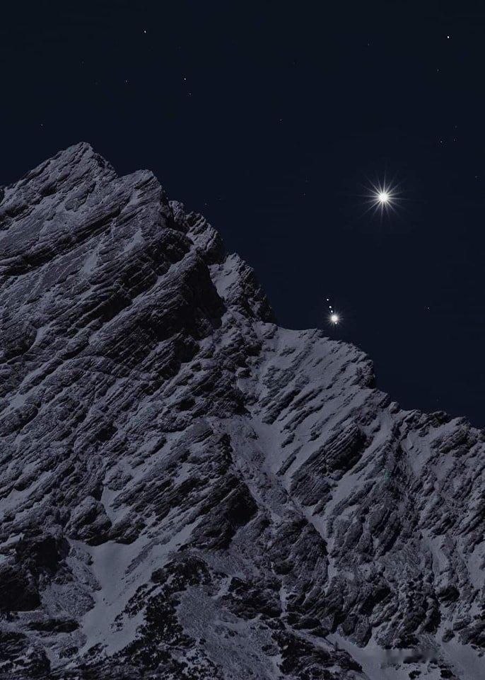 金星和木星，那一串珠子是木星的四颗卫星 ​​​