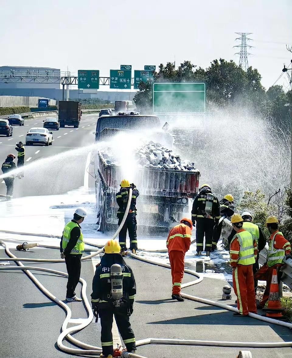 寻味江北货车高速起火宁波江北消防硬核扑救 近日，宁波高速上一辆装满废旧电池的货车