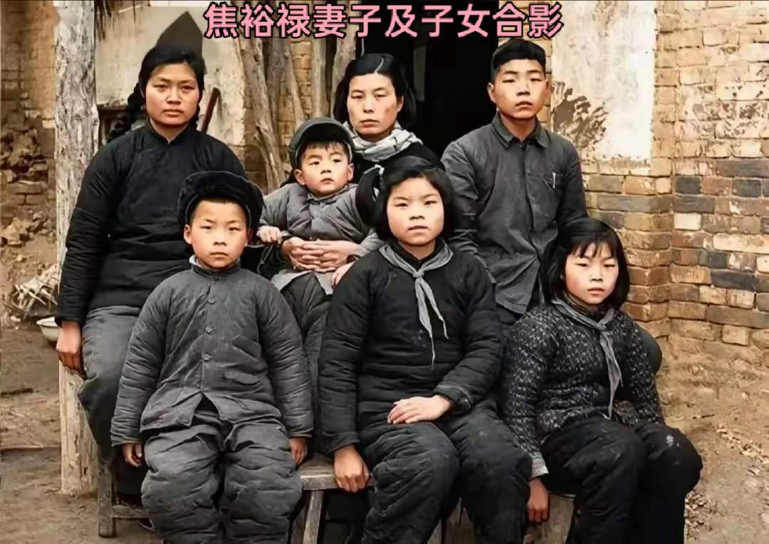 1966年2月，兰考，焦裕禄去世一年多，妻子徐俊雅带着六个子女，在家门口留下这张