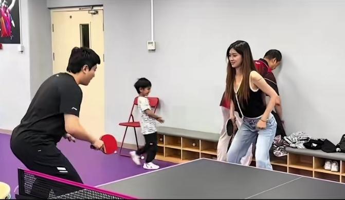 国乒选手梁靖昆指导妻子奚美丽打乒乓球的姿势，妻子学的很认真。

赛场之上英姿飒爽