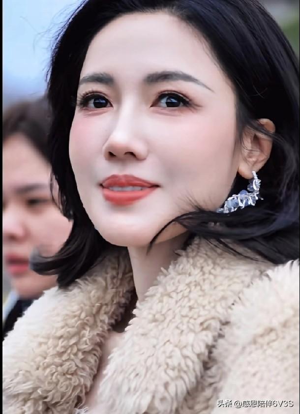 李施嬅这是咋了？明明画着年轻网红妆，却透出一股“富太太下午茶”的味儿！别人是少女