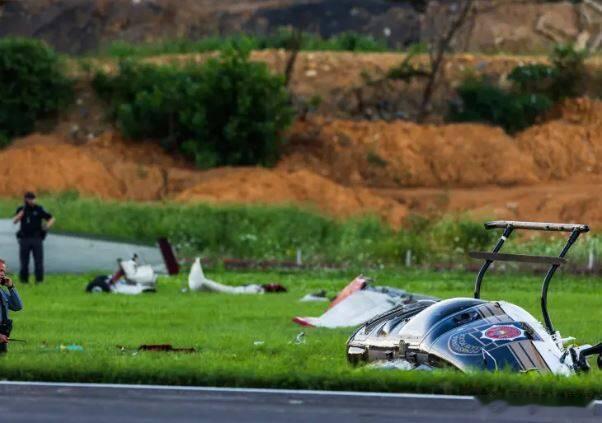 空中惊险相撞！小型飞机撞上警用直升机 碎裂坠毁飞行员身亡海外新鲜事 美国宾夕法尼