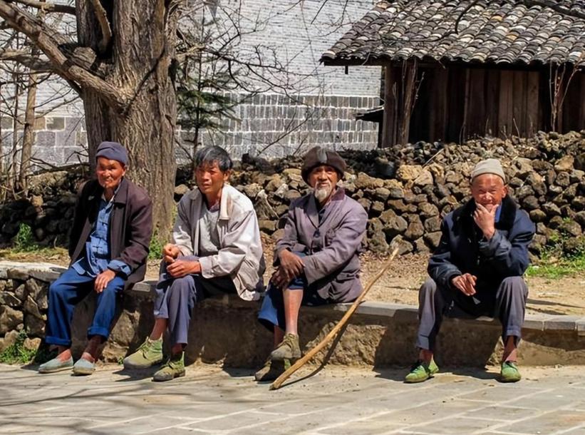 很多农村教堂不发鸡蛋，为啥还有老头老太太风雨无阻地去信？其实，如果跳出“信教”这