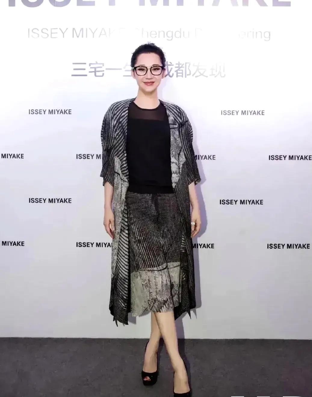 许晴？脸好像有点变了！
看着像六十岁的大美女，你信吗？？？