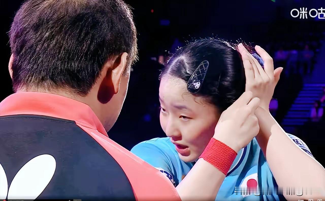 张本父女两人心眼子真多。张本父女在局间暂停时，父女两人是说日语的，原来是为了避免