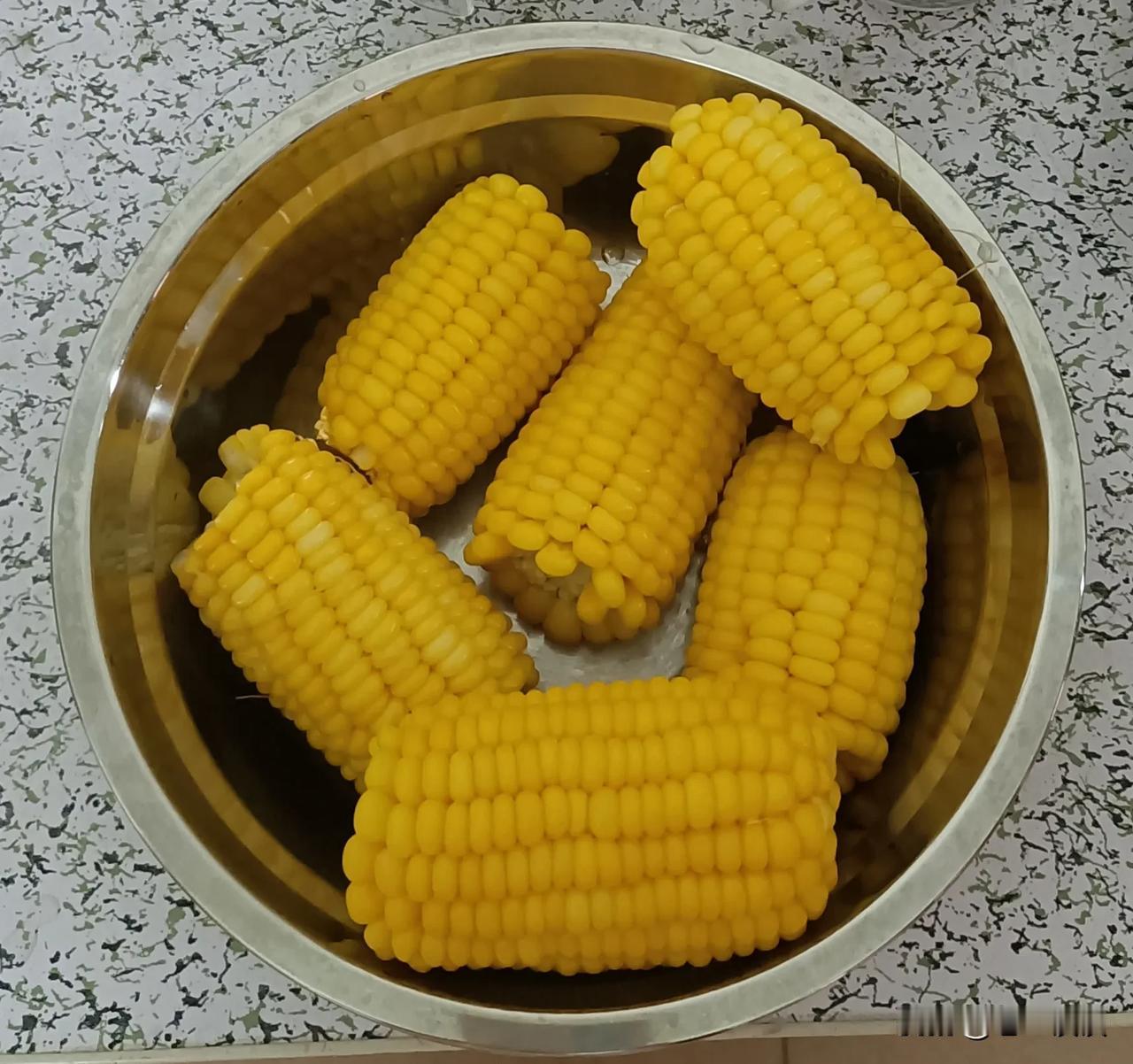 5元3根玉米，真的太划算了!

昨晚我去菜市场买菜，看到有一家卖玉米的店铺，老板