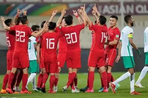 我敢断定，这绝对是2026年最一本正经的笑话。中国男足，竟还在担心被谁赶超。我实