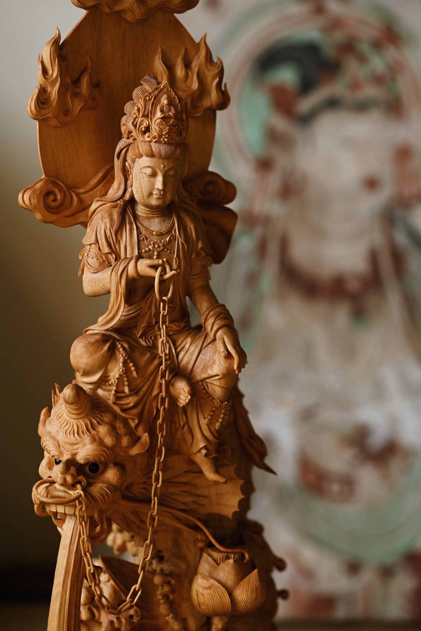 黄杨木 | 鳌鱼观音观音头顶发髻高盘，温婉闲雅，双目下视，微露笑意，饰璎珞着宝衣