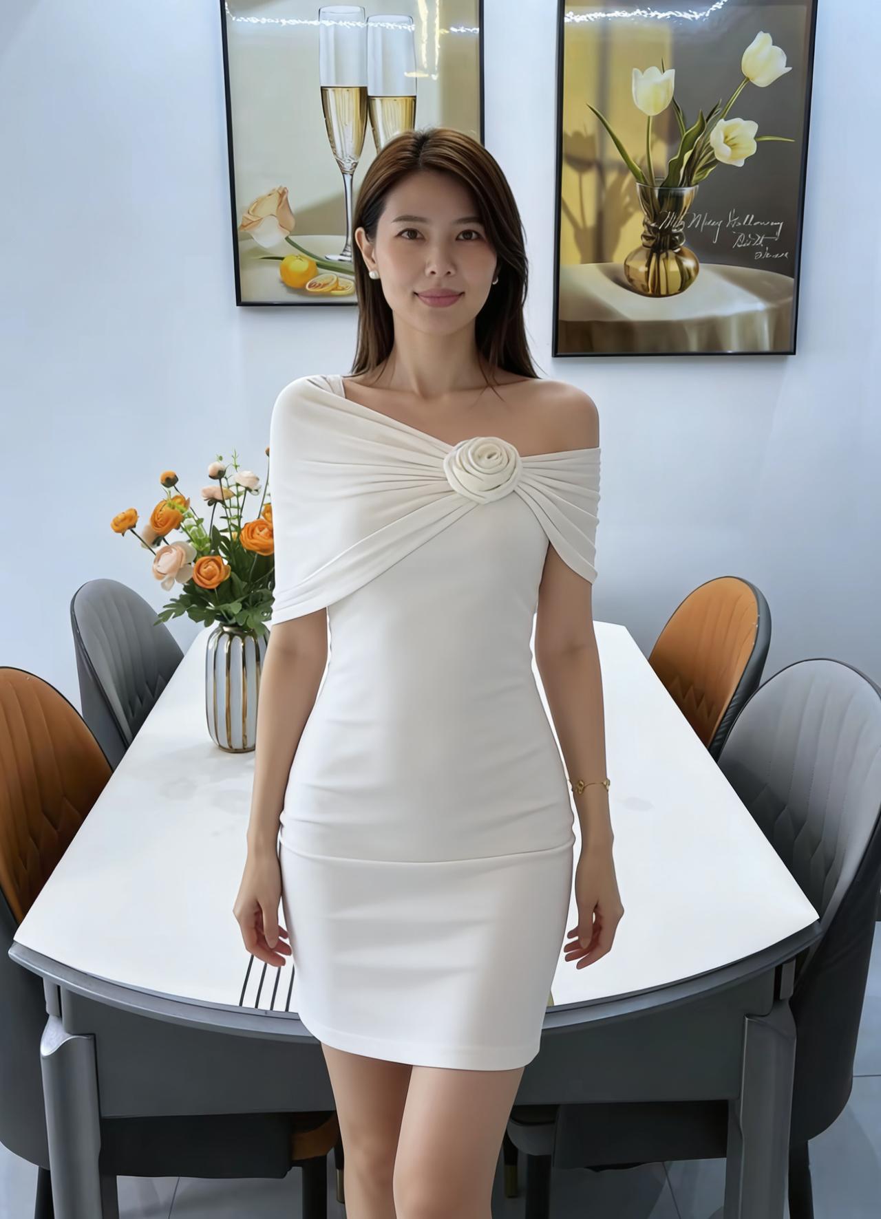 白裙凝素色，花饰缀肩头。
浅笑春风里，芳华暗自流。