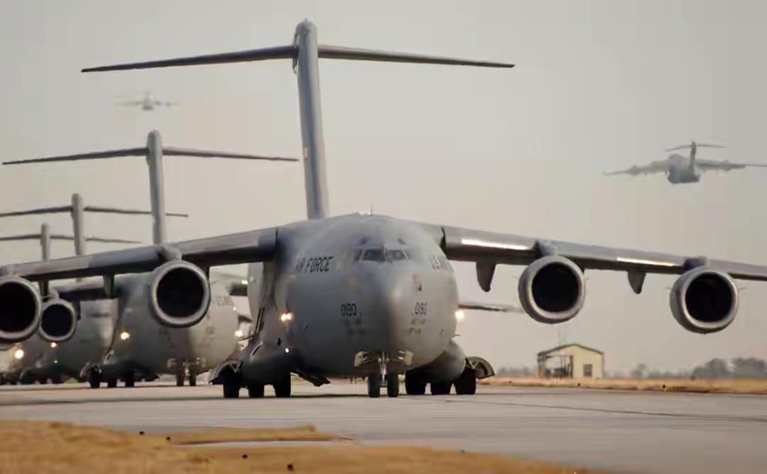 近日美军又有112架运输机向中东运送军事装备，这速度有点加码，也显示先前的行动纯
