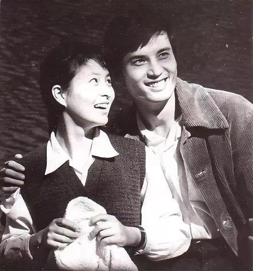 李羚和丈夫李克己的合影，充满着幸福与快乐。
李羚的作品相信大家都熟知：《陌生的朋