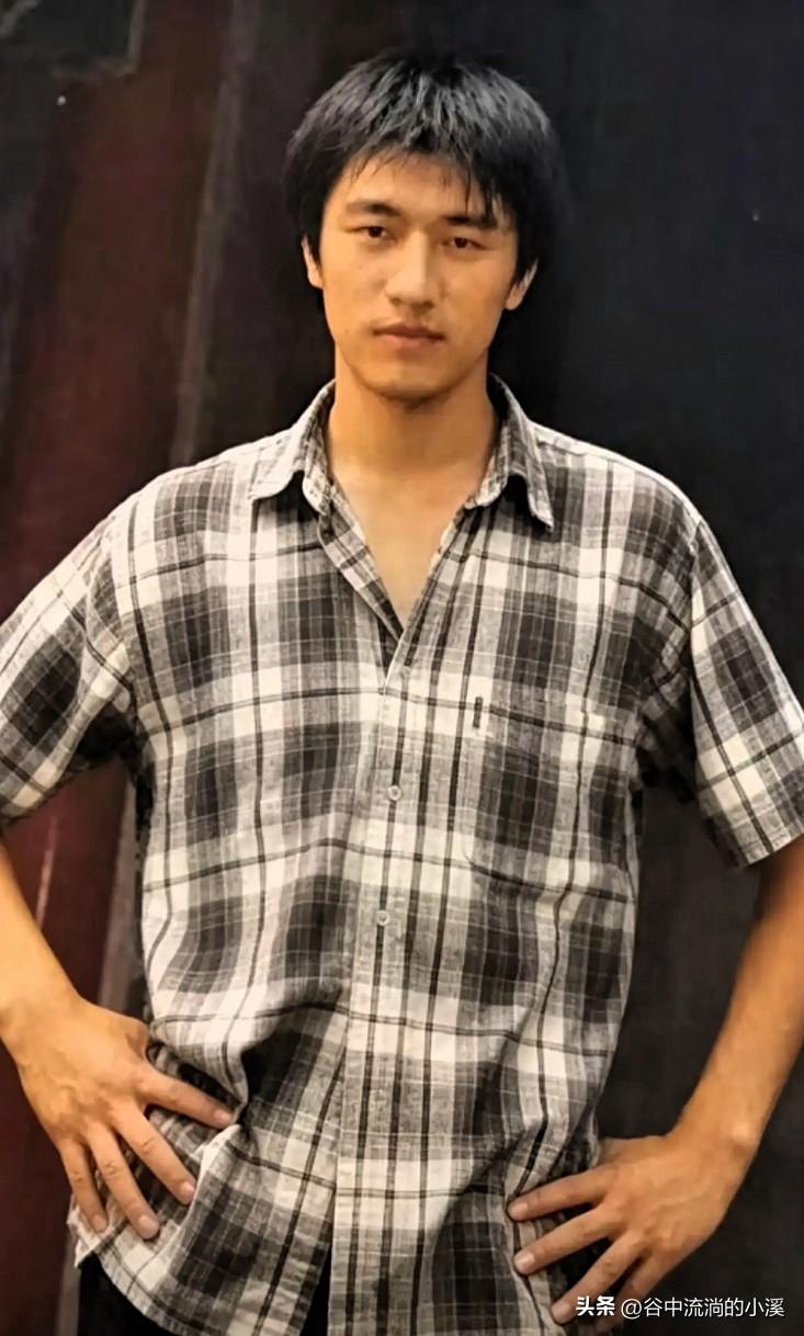 真的被大学时期的张雪峰惊艳到了！
不是现在成熟稳重的讲师模样，
而是满屏少年感，