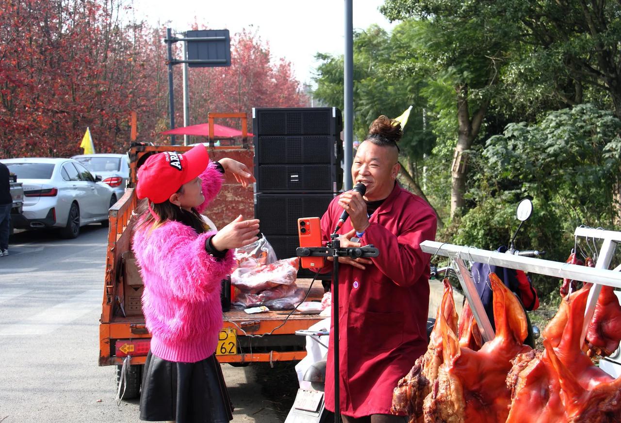 【欢乐的“腊猪头”】20241203

在板桥红枫林景区外的路边，有好些摊贩售卖