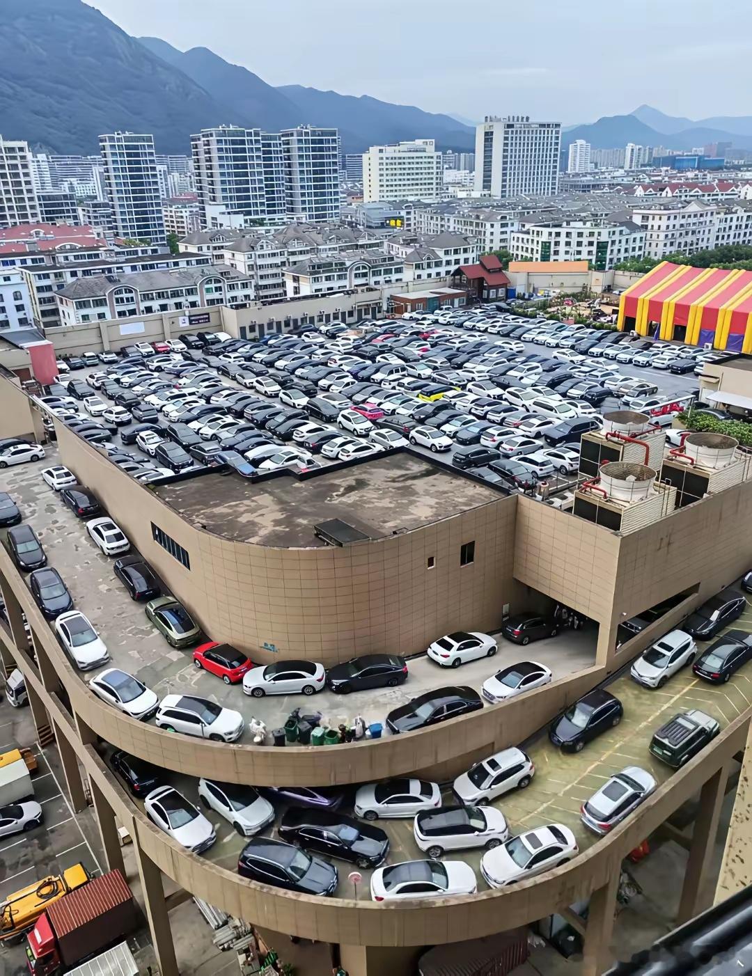临海人民防范意识太到位楼下是华润，昨天拍了一张，那阵仗真叫一个壮观！经历过利奇马