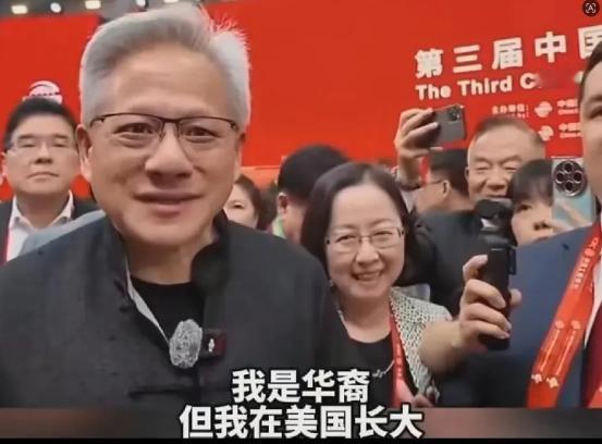 黄仁勋接受采访说：“我的母语是中文，但我从5岁起就不再用中文了，所以我必须重新学