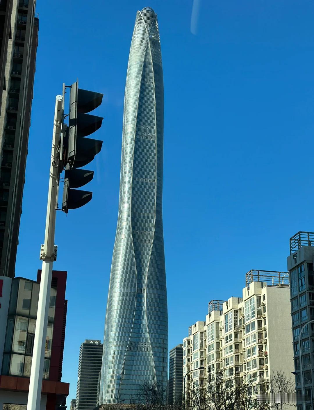 滨海新区不仅有美丽的海景，还有众多现代化的建筑。高耸入云的摩天大楼在蓝天白云的映