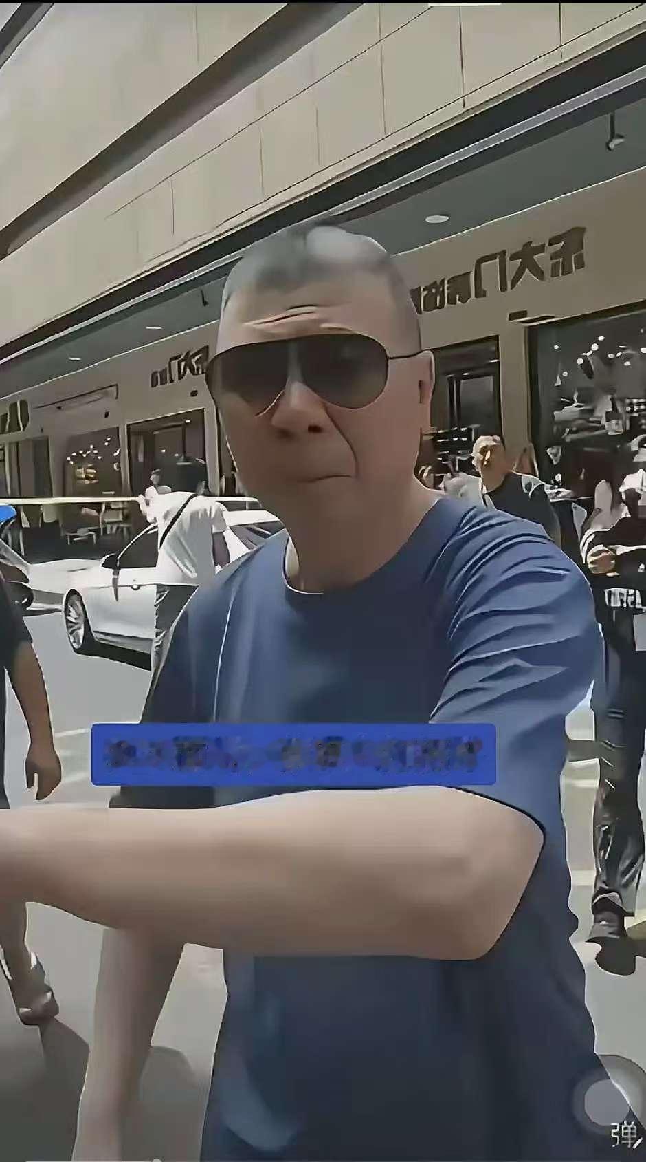 “冯裤子”这个肘击绝学，无人能比！
粉丝热情打招呼：小刚老师，你好，他直接一个肘