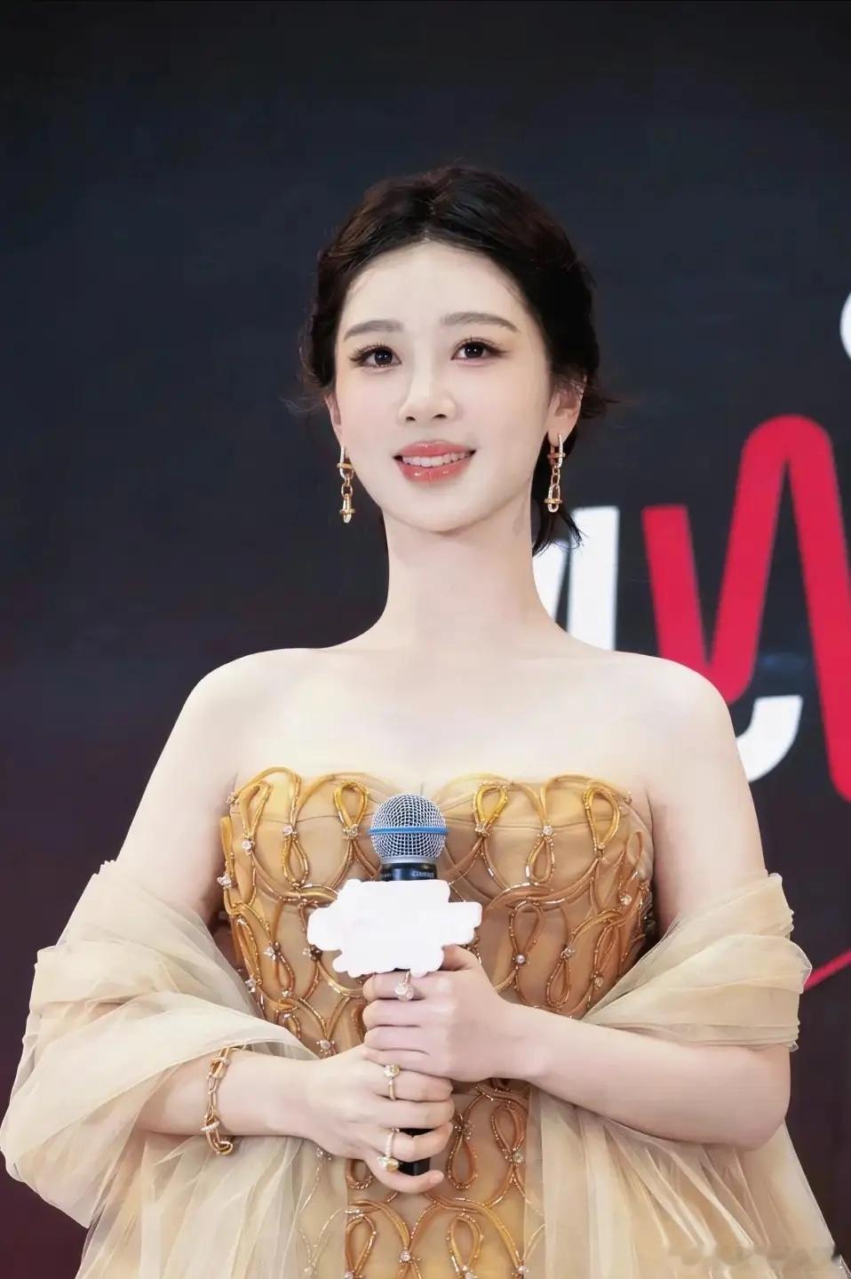 什么叫相由心生以前不知道现在知道了，你看杨紫这张脸，就是典型的苦尽甘来相，越活越