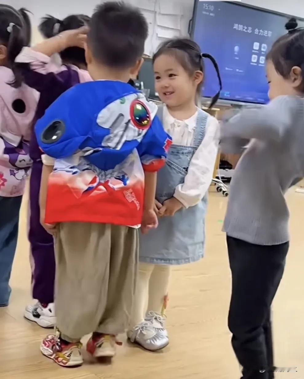 喜欢是不分年纪的！
不知道若干年之后，小孩哥变成小伙子之后，会不会后悔，当初没读