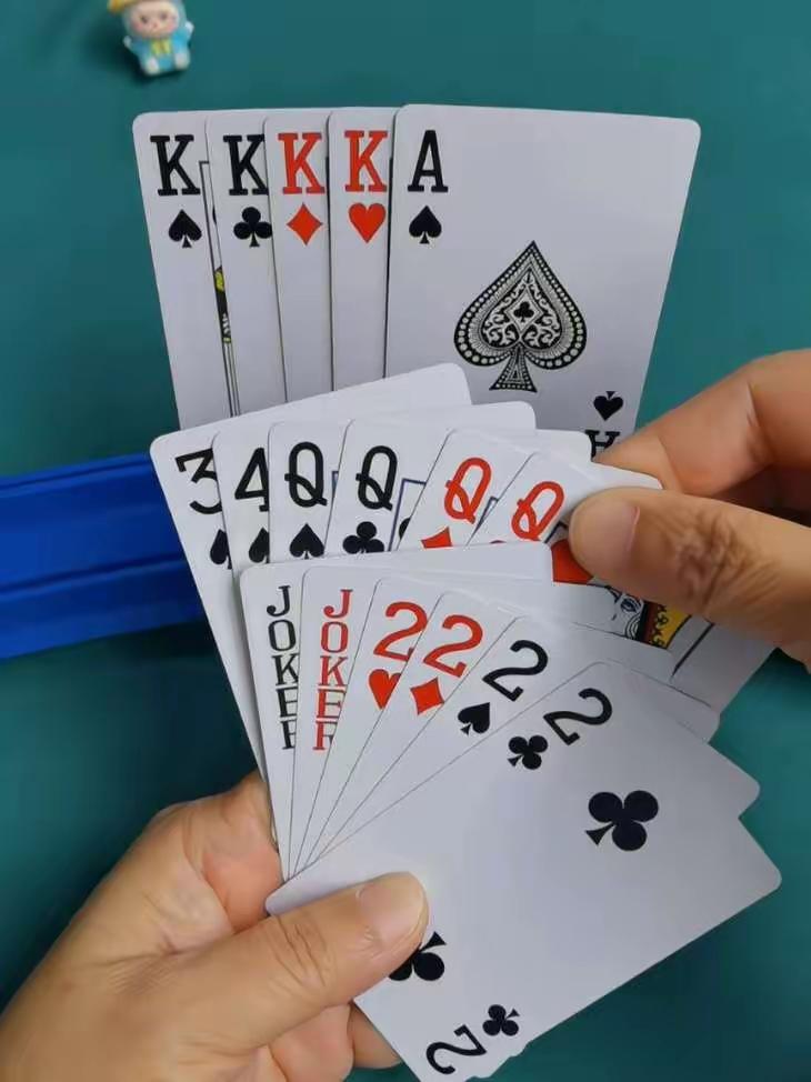 先出四个Q，然后三个2带1，赢了。