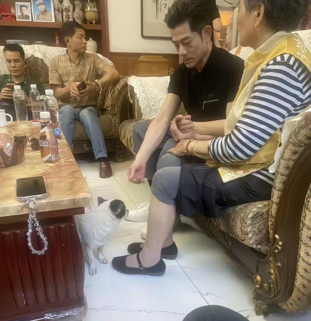 61岁郭富城陪老婆方媛回安徽老家探亲，他到女方亲戚家里做客，穿衣打扮低调，完全没