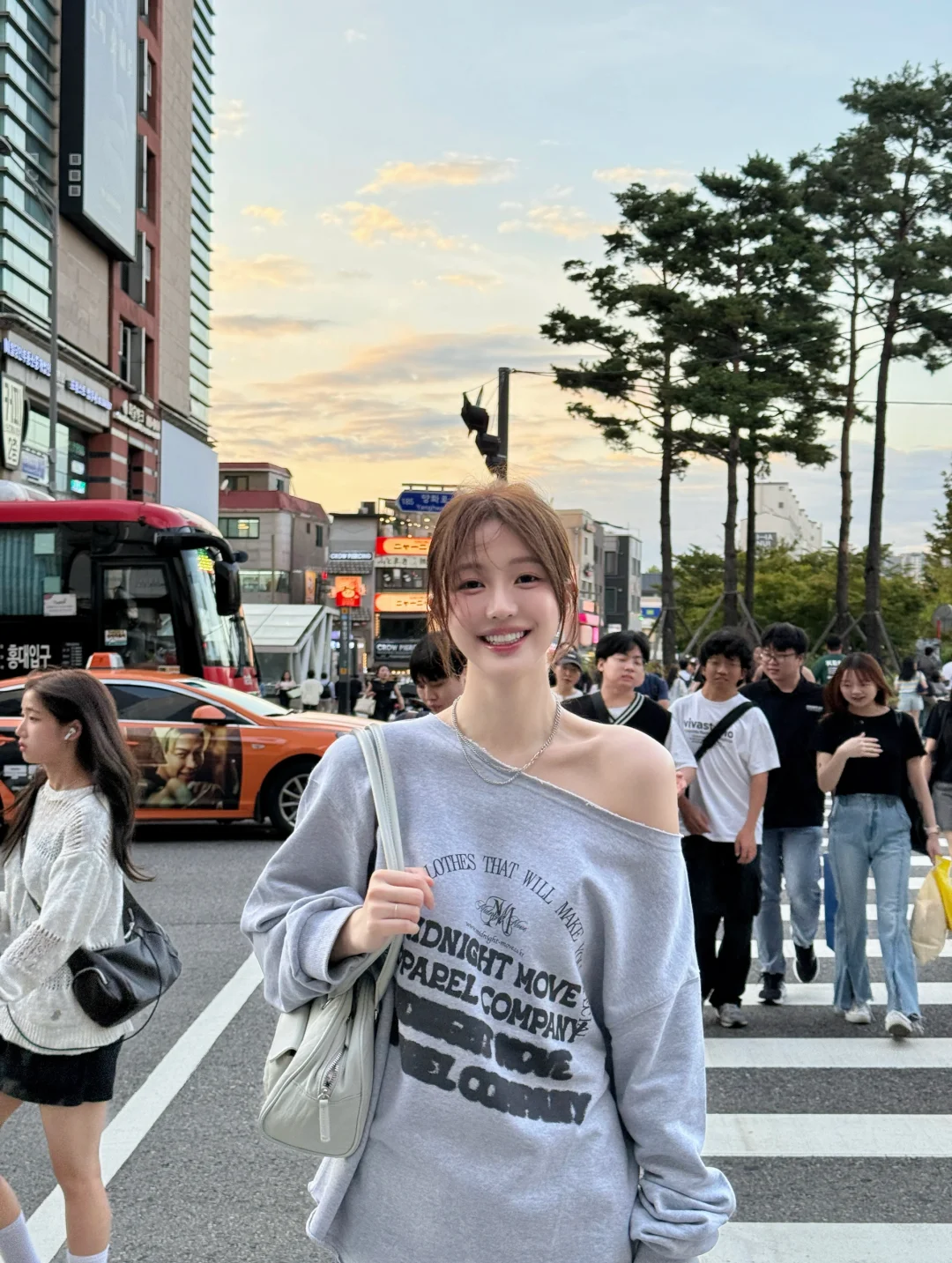 首尔旅居日记🌯最近超爱穿斜肩衣服！ 啊哈～过了一段时间之后 左边肩膀...