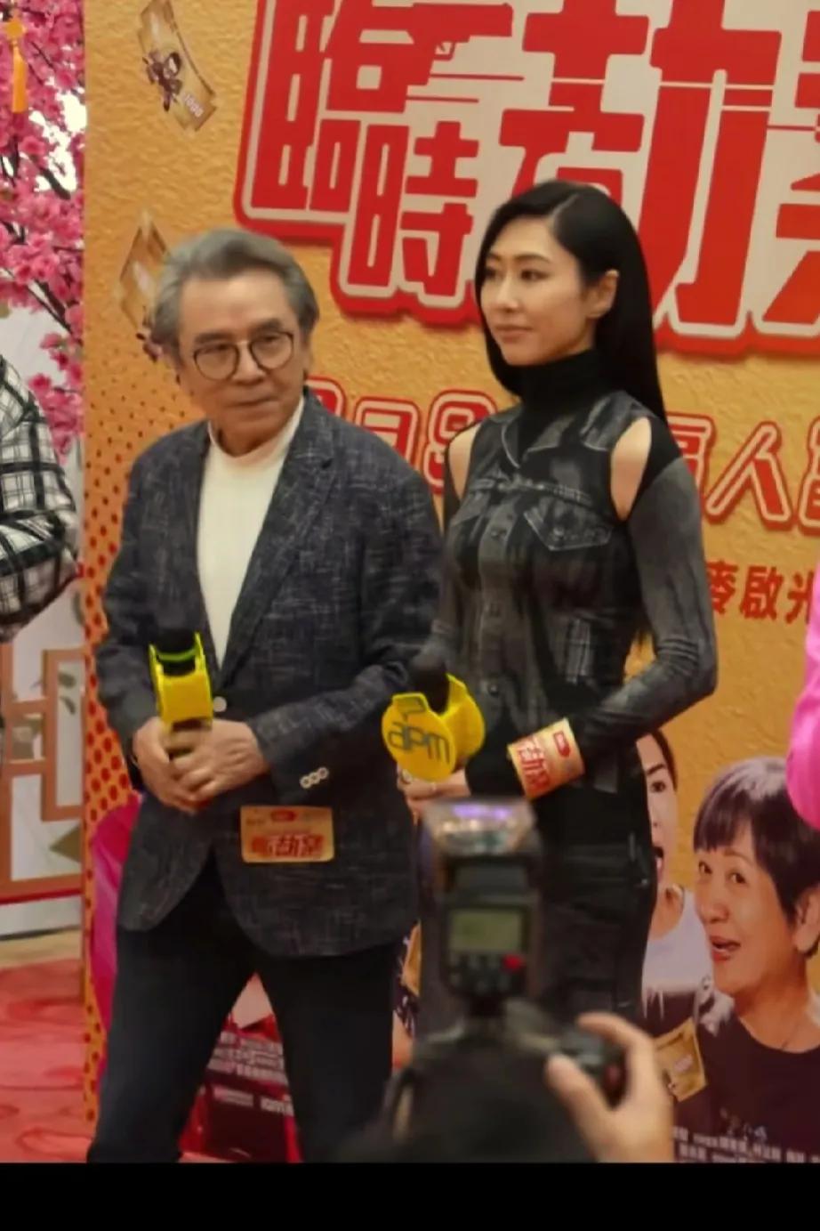 对他印象最深桃花岛主东邪[赞]
姜大卫年轻的时候颜值高得离谱
姜大卫帅了一辈子[